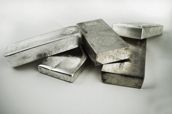 Bạc và bạch kim tăng giá trong khi đồng và quặng sắt giảm