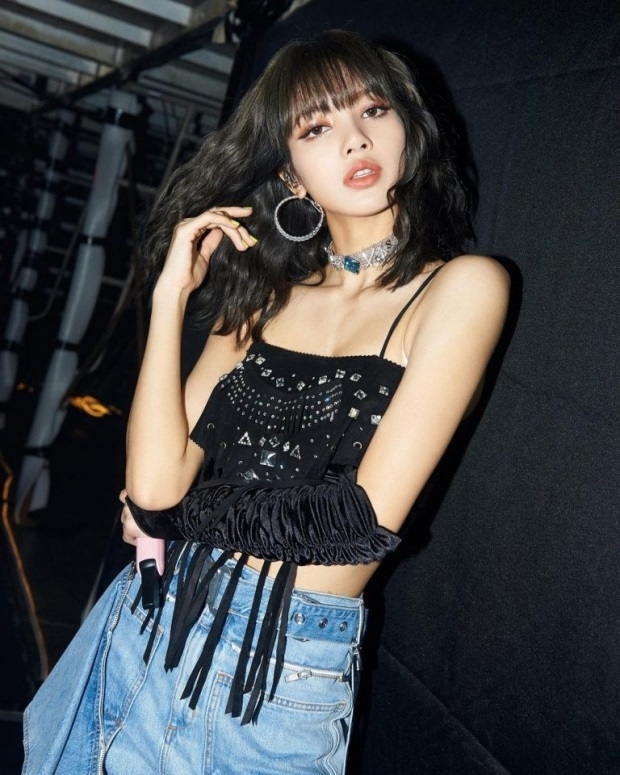 Lisa (BLACKPINK) cực chất trong bộ sưu tập áo croptop sành điệu