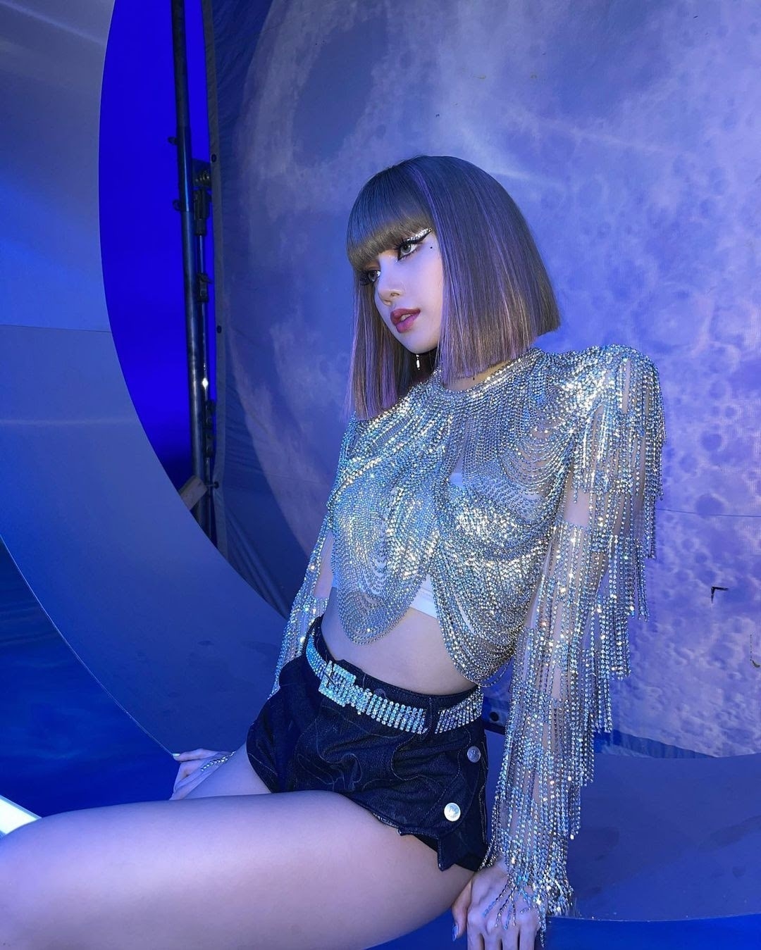 Lisa (BLACKPINK) cực chất trong bộ sưu tập áo croptop sành điệu