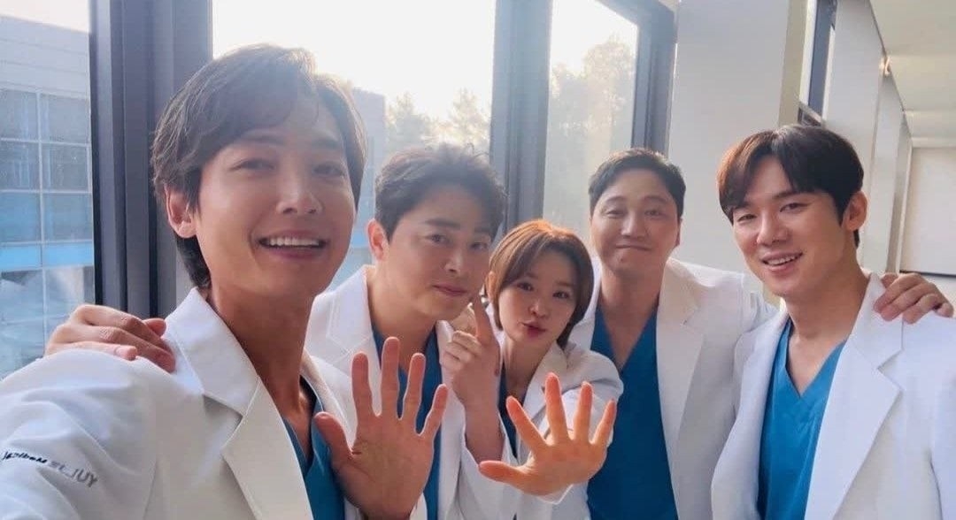 Jung Kyung Ho tung ảnh cùng dàn cast, ngầm thông báo “Hospital Playlist” sẽ có phần 3?