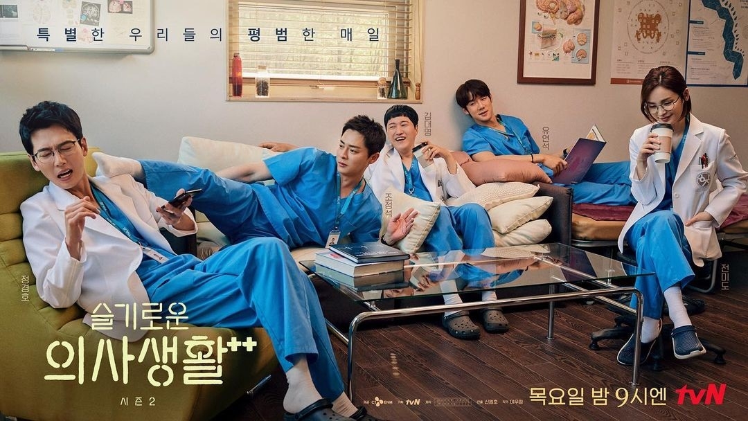 Jung Kyung Ho tung ảnh cùng dàn cast, ngầm thông báo “Hospital Playlist” sẽ có phần 3?