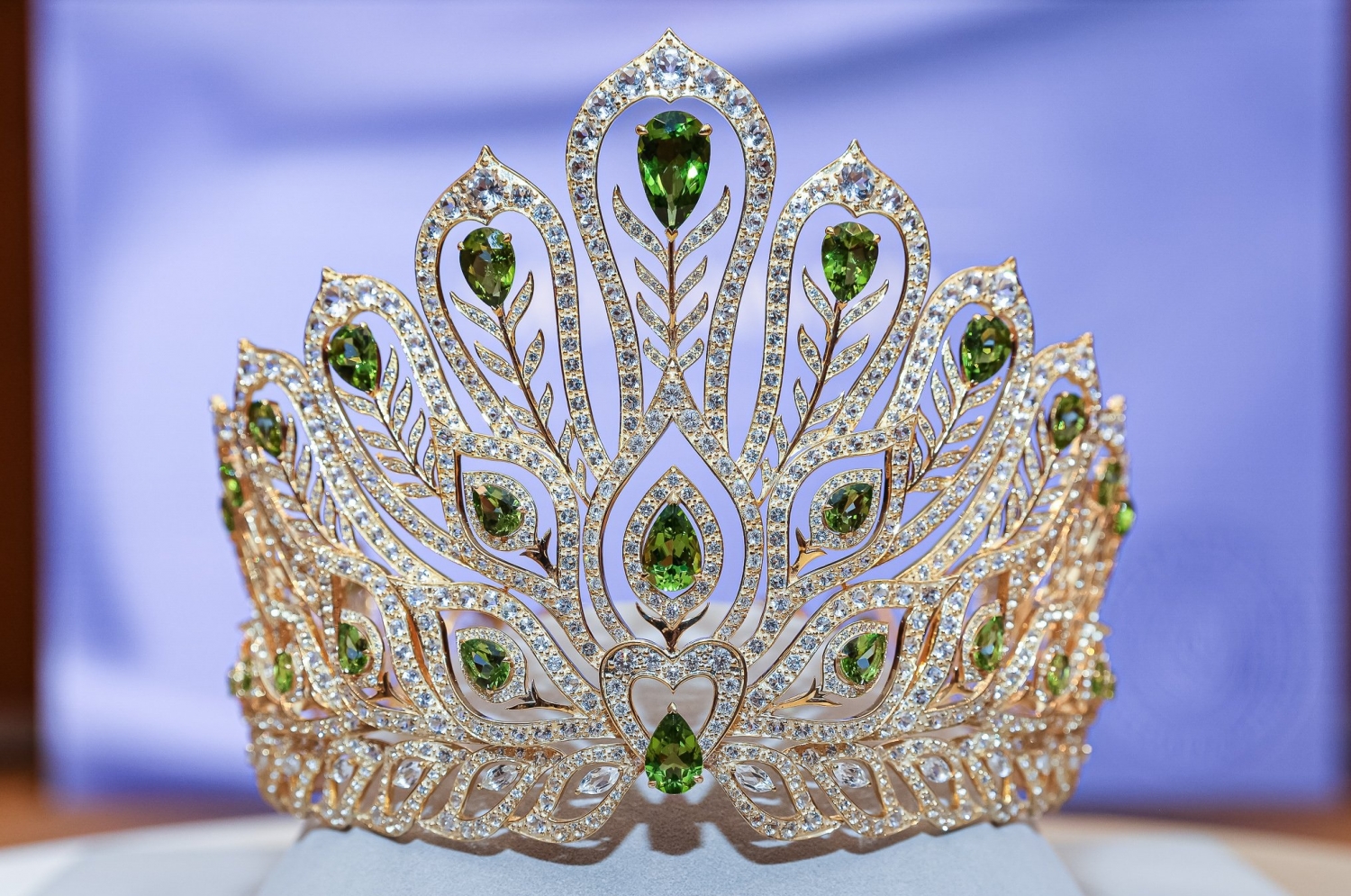 Lộ diện chiếc vương miện đính toàn đá quý của Hoa hậu Hoàn vũ Thái Lan 2022