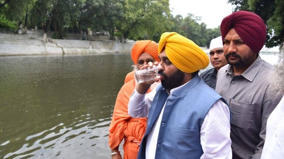 Uống nước “sông thiêng” để chứng minh độ sạch, thủ hiến Ấn Độ nhận cái kết đắng