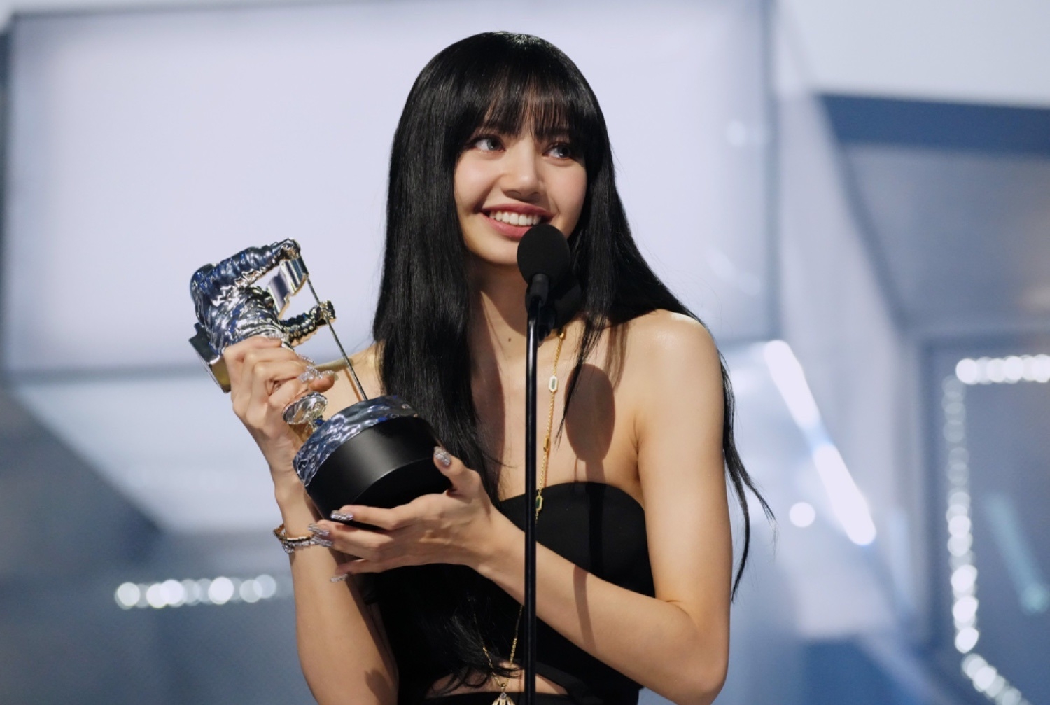 Sao Hàn hôm nay 30/8: Lisa (BLACKPINK) thắng giải Best K-pop tại VMAs với “LALISA”