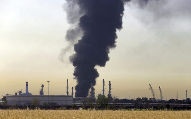 Nổ lớn tại nhà máy lọc dầu ở Iran