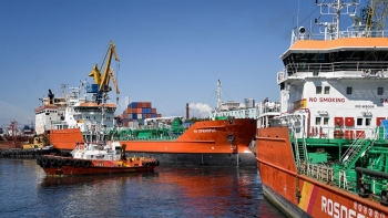 Xuất khẩu dầu của Nga tăng vọt trước khi lệnh cấm vận có hiệu lực