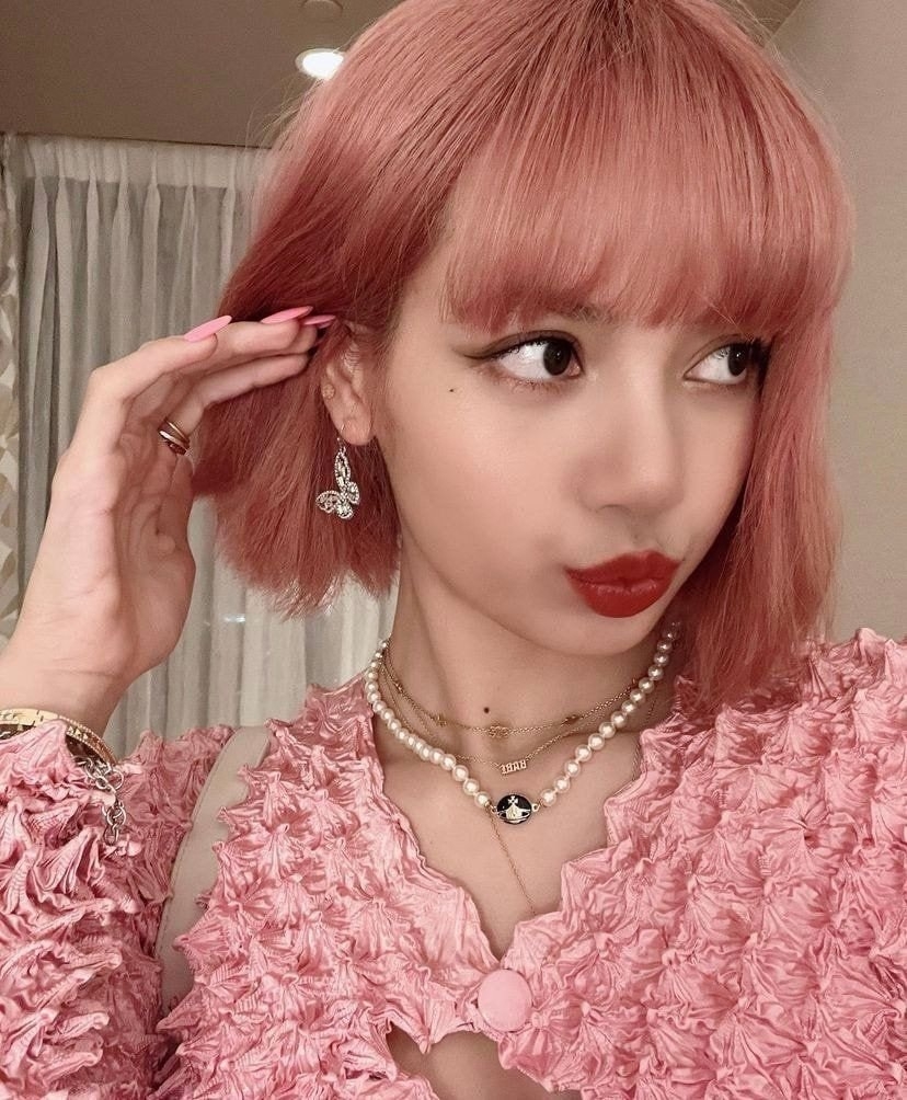 Lisa, Taeyeon cùng dàn nữ idol K-pop diện chiếc áo cực hot đang 