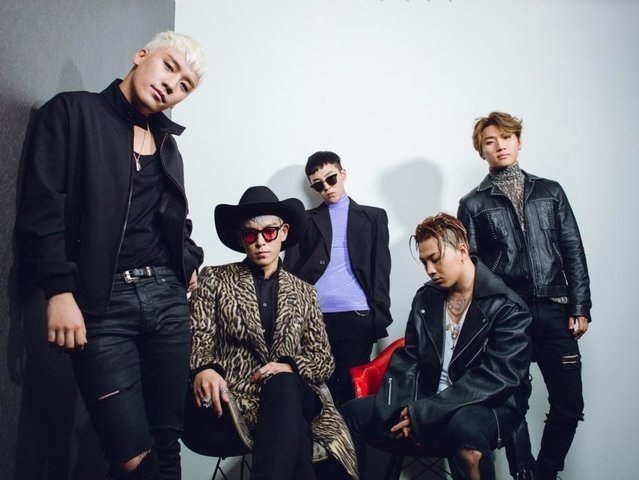 Fan Big Bang thuê xe tải biểu tình trước tòa nhà YG đòi nhóm sớm comeback
