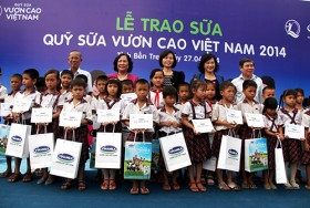 Vươn cao Việt Nam - 77.000 ly sữa đến với trẻ em Bến Tre