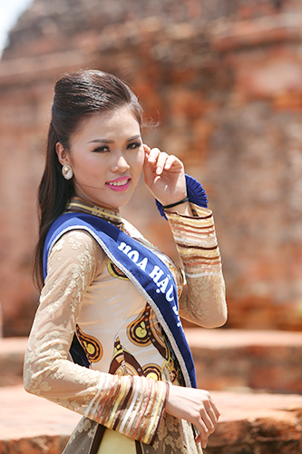 Thí sinh Hoa hậu Đại dương khoe dáng tại tháp Chàm 