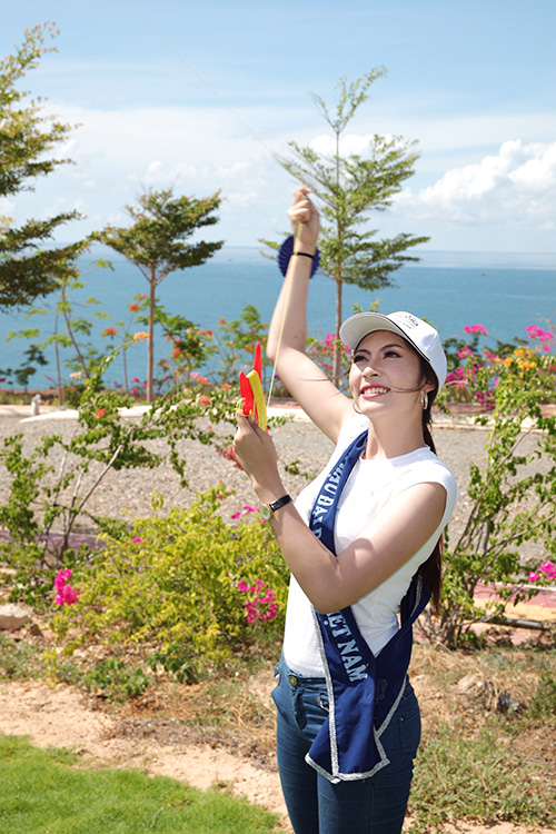 Hoa hậu Đại dương đội nắng trồng cây 