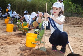 Người đẹp Hoa hậu Đại dương đội nắng trồng cây