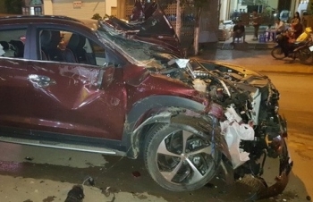 Cảnh sát giao thông gây tai nạn liên hoàn khiến 3 ô tô hư hỏng nặng