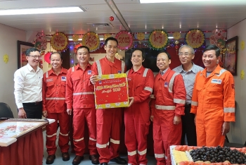 Lãnh đạo PVEP chúc Tết cán bộ, người lao động làm việc tại mỏ Thăng Long - Đông Đô