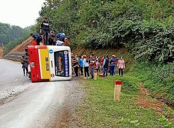 Lật xe buýt, hàng chục hành khách phá cửa thoát thân