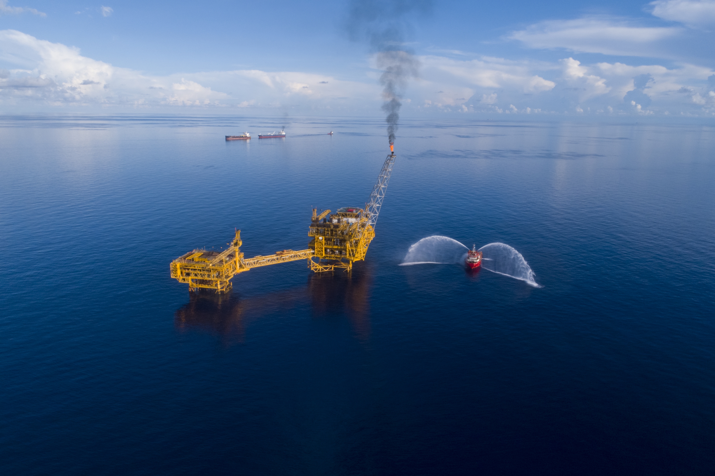 Petrovietnam tiên phong trong bảo vệ môi trường trên các công trình dầu khí biển
