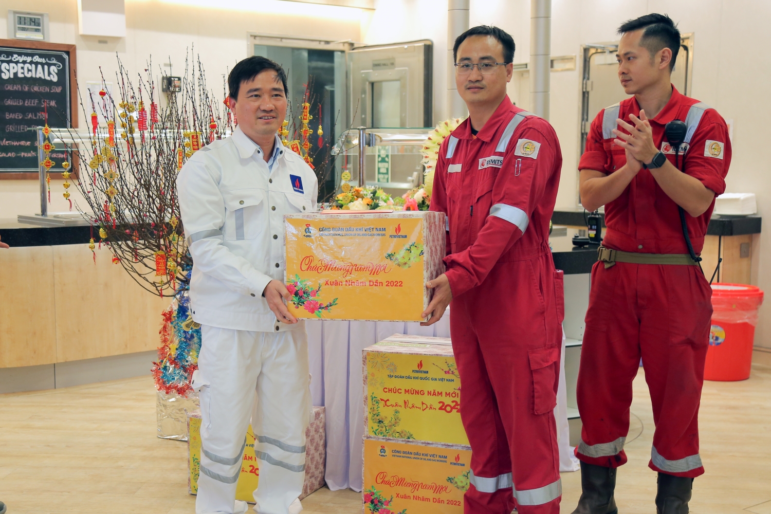 Tổng giám đốc Petrovietnam Lê Mạnh Hùng thăm và chúc Tết tại mỏ Sao Vàng - Đại Nguyệt Tổng Giám đốc Petrovietnam Lê Mạnh Hùng kiểm tra tình hình, làm việc tại mỏ Sao Vàng - Đại Nguyệt
