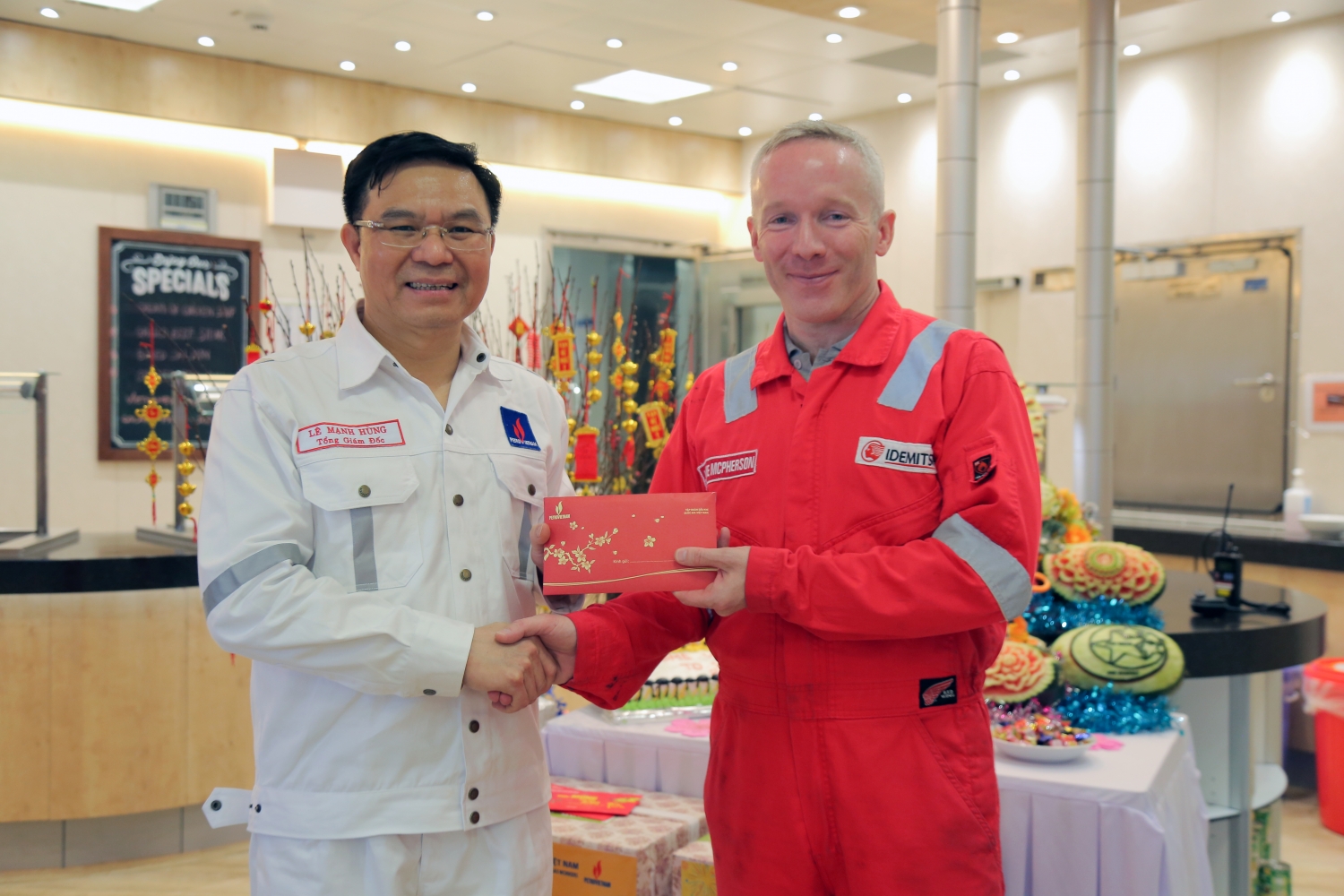 Tổng giám đốc Petrovietnam Lê Mạnh Hùng thăm và chúc Tết tại mỏ Sao Vàng - Đại Nguyệt Tổng Giám đốc Petrovietnam Lê Mạnh Hùng kiểm tra tình hình, làm việc tại mỏ Sao Vàng - Đại Nguyệt