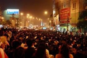 Hàng nghìn người ngồi giữa đường dâng sao giải hạn