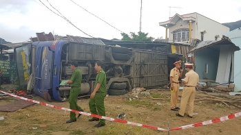 Nha Trang: Xe khách lao vào nhà dân, hàng chục người bị thương