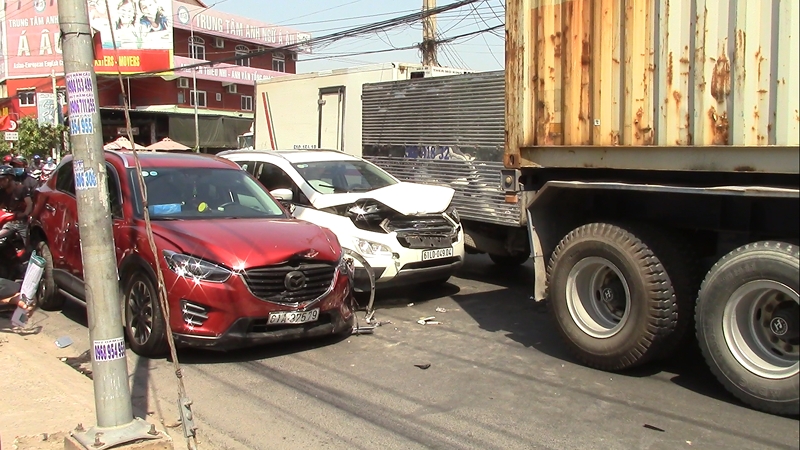 Xe Mazda CX-5 gây tai nạn liên hoàn, 2 vợ chồng bị thương