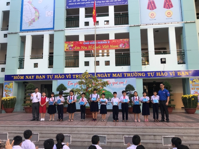 doan thanh nien xn dia vat ly gk trao hoc bong cho cac em hoc sinh truong tieu hoc ha long tpvung tau