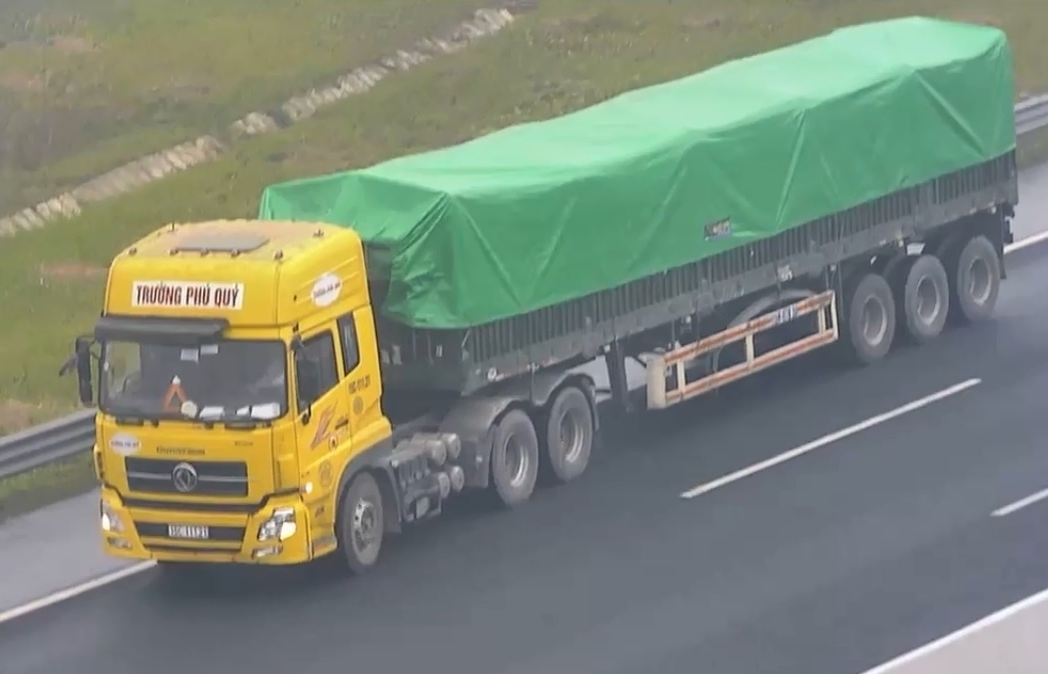 Tài xế xe tải đi lùi trên cao tốc Hà Nội - Hải Phòng bị phạt 17 triệu đồng