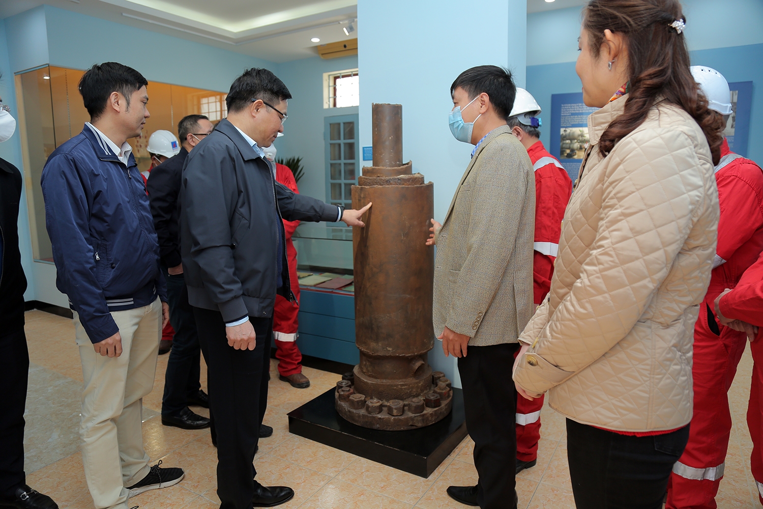 Tổng Giám đốc Petrovietnam Lê Mạnh Hùng thăm Khu lưu niệm Công trình khai thác dầu khí đầu tiên
