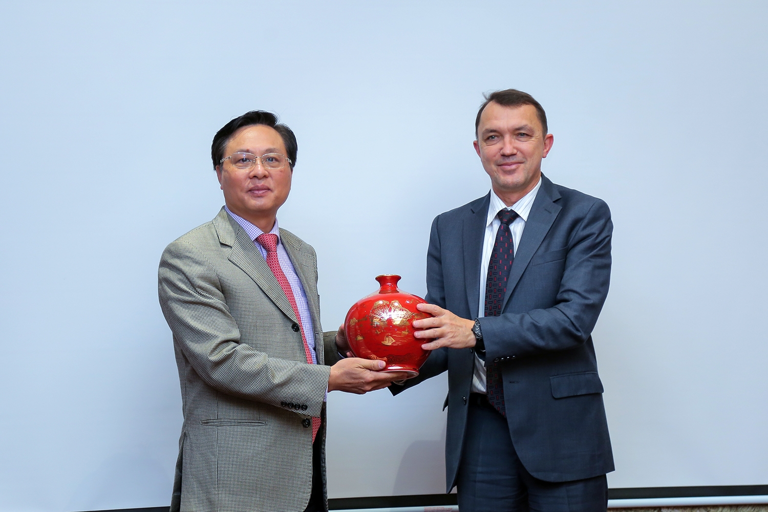 Thành viên HĐTV Petrovietnam Bùi Minh Tiến tiếp đại diện Tập đoàn Rostec tại Việt Nam