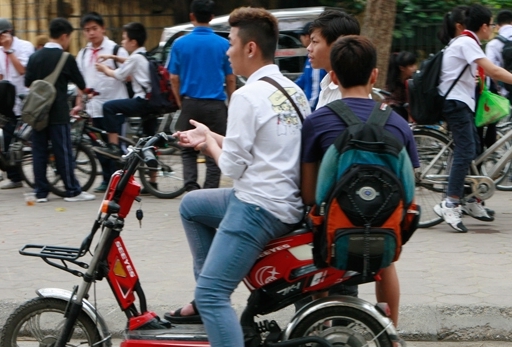 Học sinh vẫn vô tư "đầu trần" đi xe đạp điện