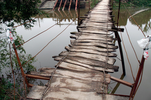 Những cây cầu tạm đầy nguy hiểm ở Hà Nội