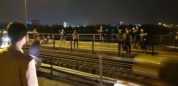 Đi bộ trên đường ray cầu Long Biên bị tàu hỏa đâm văng xuống sông