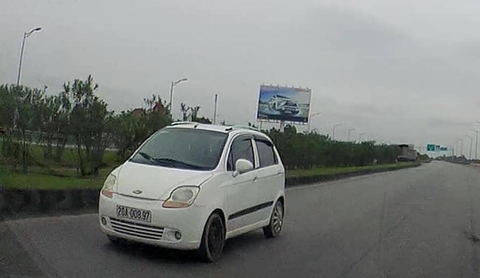 Tìm ra chủ ô tô chạy ngược chiều trên cao tốc Hà Nội - Thái Nguyên
