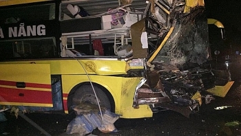Thanh Hóa: Xe khách va chạm với xe đầu kéo trong đêm, phụ xe tử nạn