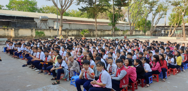 doan thanh nien xi nghiep dia vat ly gieng khoan trao hoc bong cho cac em hoc sinh ngheo hoc gioi