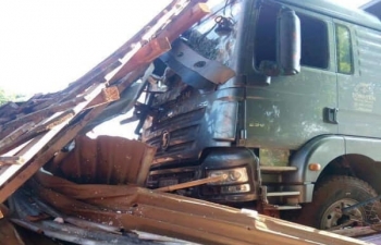 Xe tải đâm sập nhà dân lúc rạng sáng, 2 vợ chồng thiệt mạng