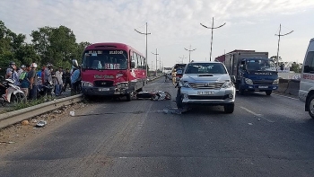 Tai nạn liên hoàn giữa xe máy và ô tô, 2 cha con thương vong