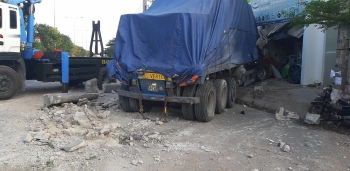 Xe container lao vào nhà dân, 6 người may mắn thoát nạn