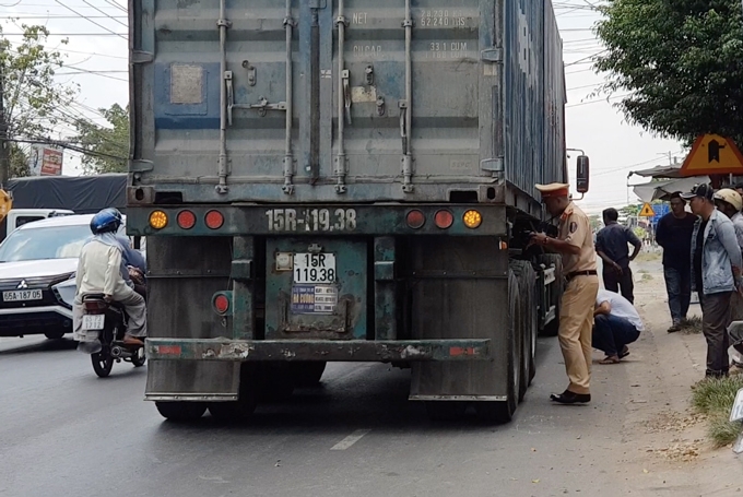 nguoi dan ong bi xe container can qua nguoi tu vong sau va cham