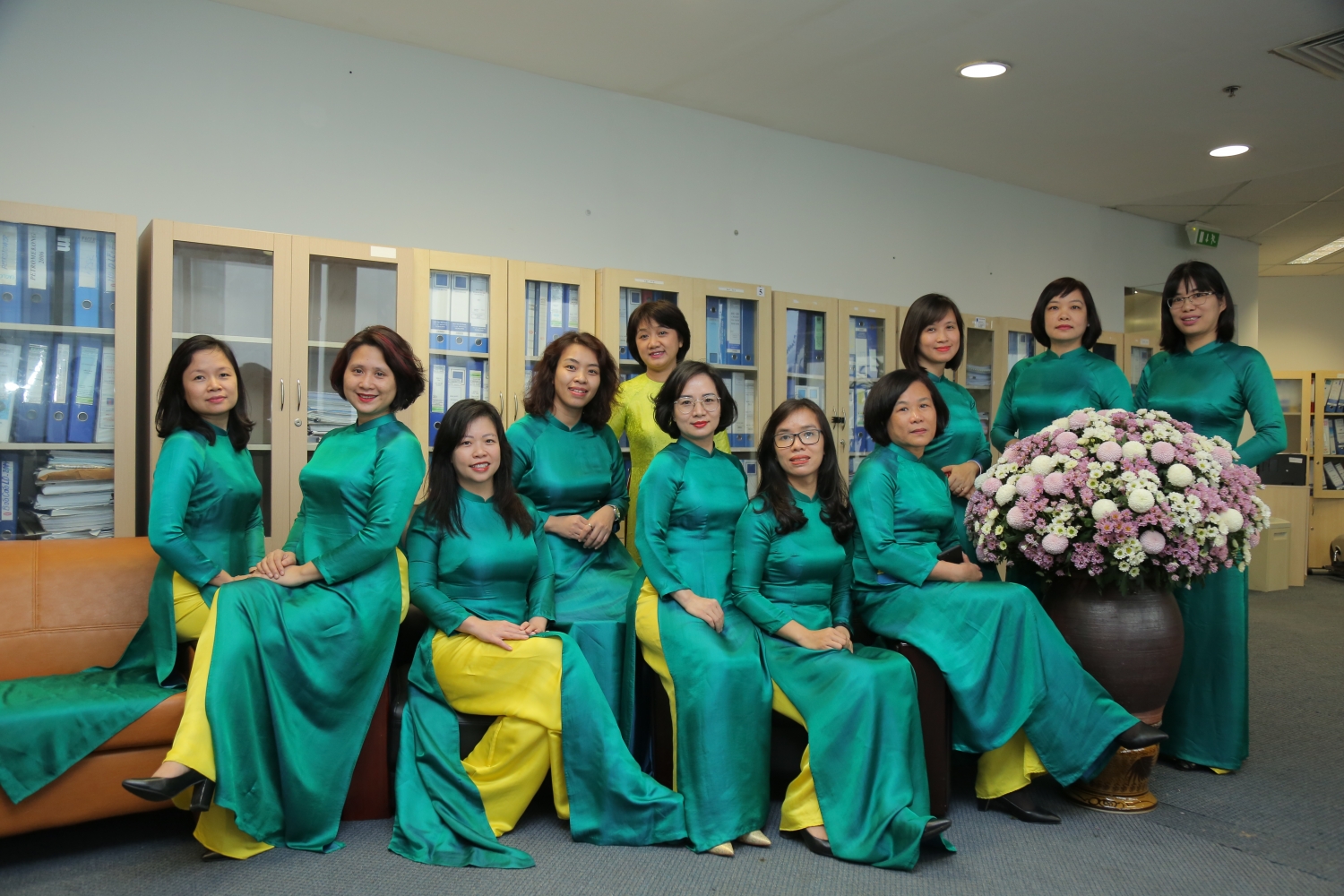 Nữ cán bộ Cơ quan Tập đoàn Dầu khí Việt Nam duyên dáng với áo dài