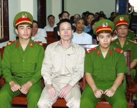 Chùm ảnh: Đoàn Văn Vươn ngồi ghế bị hại trong phiên xử các cựu quan chức Tiên Lãng