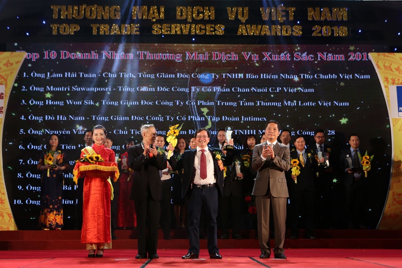 cac doanh nhan doanh nghiep dau khi nhan giai thuong thuong mai dich vu 2016