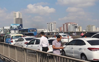 Đâm xe liên hoàn trên cầu Sài Gòn, giao thông ùn tắc nhiều giờ