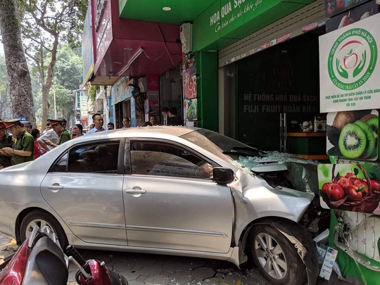 Hà Nội: Nữ tài xế lao xe vào cửa hàng trên phố Lò Đúc