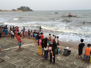 Nghệ An: Một học sinh bị sóng biển cuốn mất tích