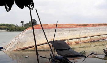 Lật sà lan chở hàng trăm tấn đá trên sông Đồng Nai