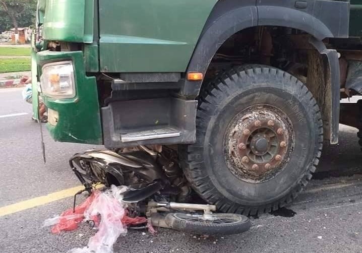 Đà Nẵng: Va chạm với xe tải, một phụ nữ tử vong