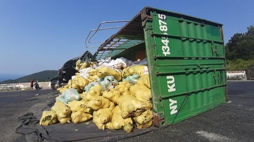 Lật xe container chở dừa trên đèo Hải Vân