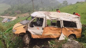 Hai vợ chồng may mắn thoát nạn khi ô tô lao xuống vực