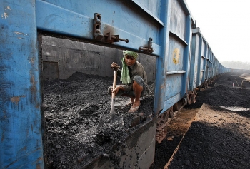 Ấn Độ tạm dừng các chuyến tàu chở khách, giải phóng đường ray để vận chuyển than